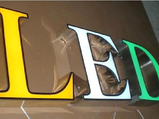 竹山介绍LED招牌的基础知识。